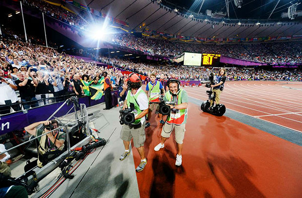Usain Bolt Nabs Photographers DSLR, Snaps Awesome POV Shots bolt2 mini