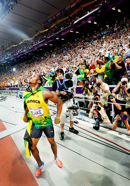 Usain Bolt Nabs Photographers DSLR, Snaps Awesome POV Shots bolt4 mini