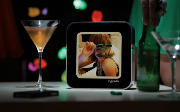 Instacube is a Fancy Digital Picture Frame for Sharing Instagram Photos instacube3 mini