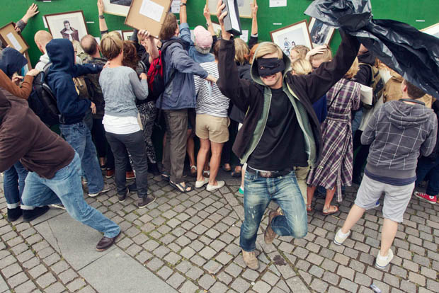 Gone in 30 Seconds: Photog Holds Show and Invites Strangers to Steal His Photos stealphotos 2