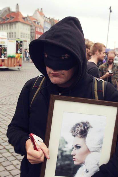 Gone in 30 Seconds: Photog Holds Show and Invites Strangers to Steal His Photos stealphotos 6