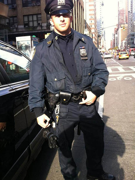 Photo of NYPD Police Officers Random Act of Kindness Goes Viral officer