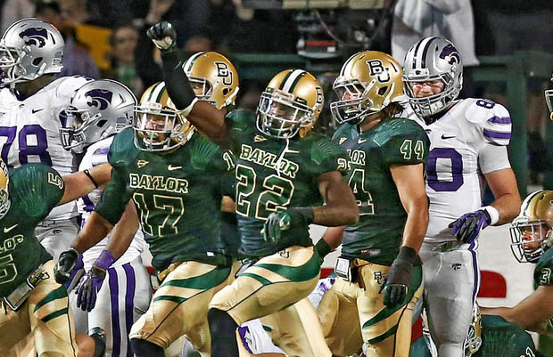 Sports Illustrated Magazine Accused of Manipulating College Football Photo closer1
