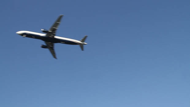 Five Hours of Airplane Landings Captured in Thirty Seconds planepiece 2