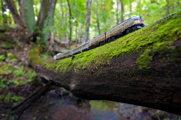 Photos of a Model Train Rumbling Across the Great Outdoors canadiantrain 10