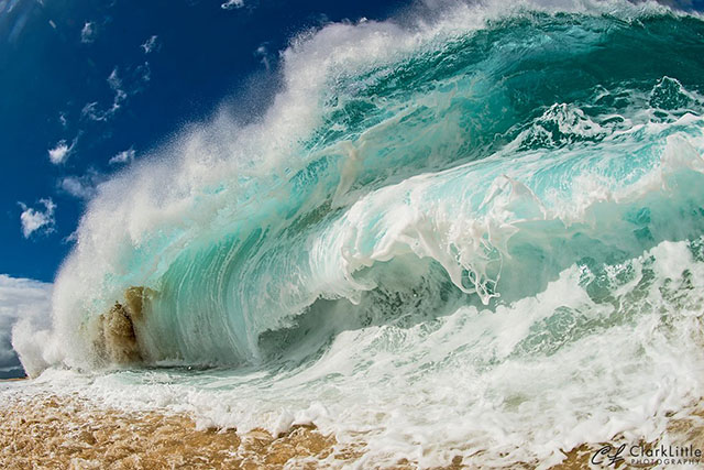 this-is-how-you-photograph-giant-waves-crashing-on-a-beach-the-dream