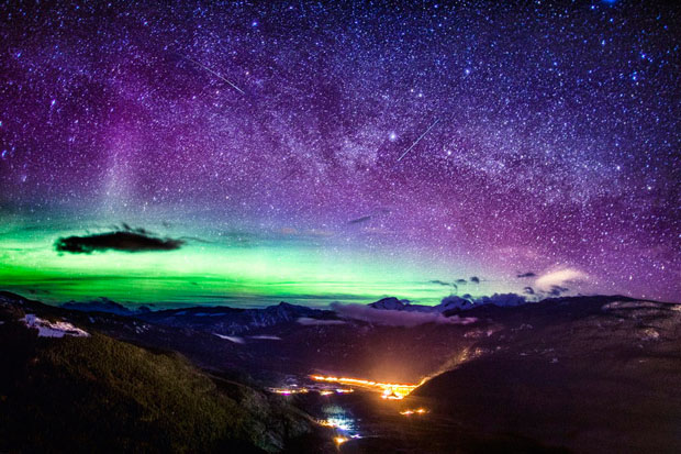 Spectacular Photographs of the Northern Lights Over the Rocky Mountains ...